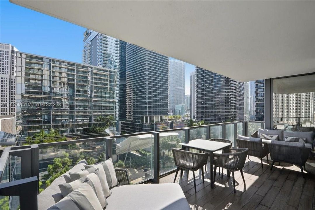 Active With Contract: $1,150,000 (2 beds, 2 baths, 1264 Square Feet)