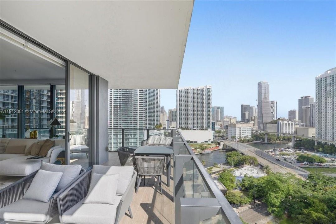 Active With Contract: $1,150,000 (2 beds, 2 baths, 1264 Square Feet)