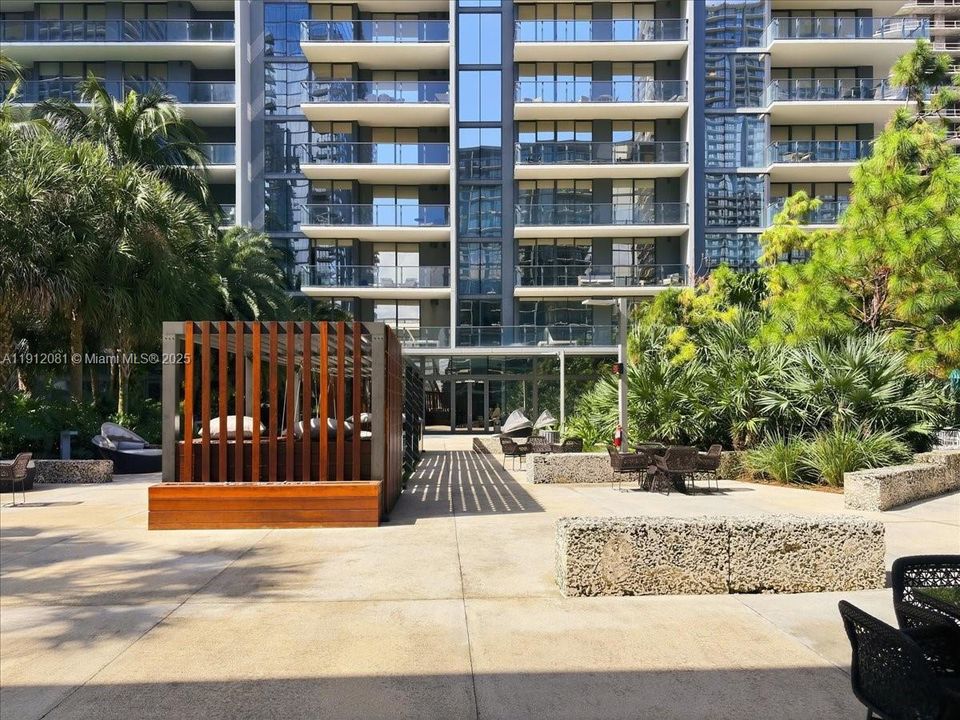 Active With Contract: $1,150,000 (2 beds, 2 baths, 1264 Square Feet)