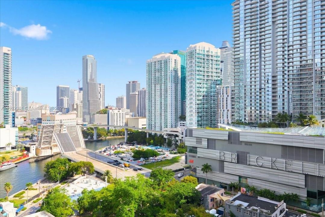 Active With Contract: $1,150,000 (2 beds, 2 baths, 1264 Square Feet)