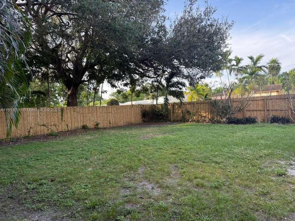 合同活跃: $559,999 (4 贝兹, 3 浴室, 1655 平方英尺)