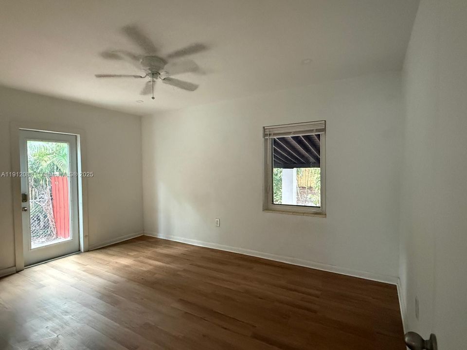 合同活跃: $559,999 (4 贝兹, 3 浴室, 1655 平方英尺)