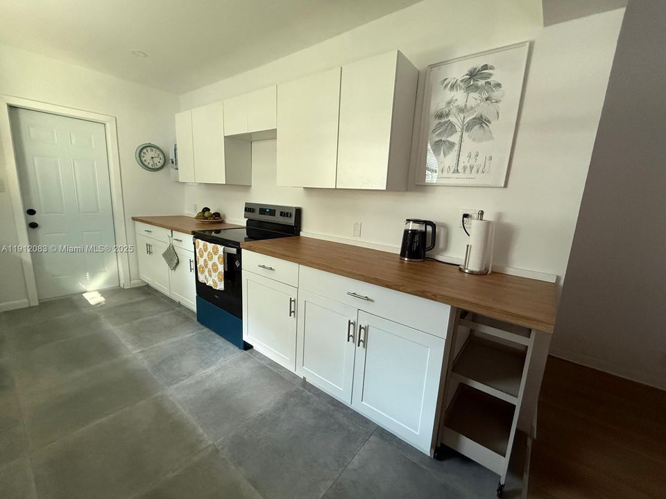 合同活跃: $559,999 (4 贝兹, 3 浴室, 1655 平方英尺)