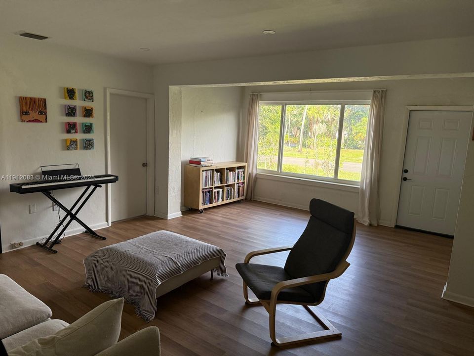 合同活跃: $559,999 (4 贝兹, 3 浴室, 1655 平方英尺)