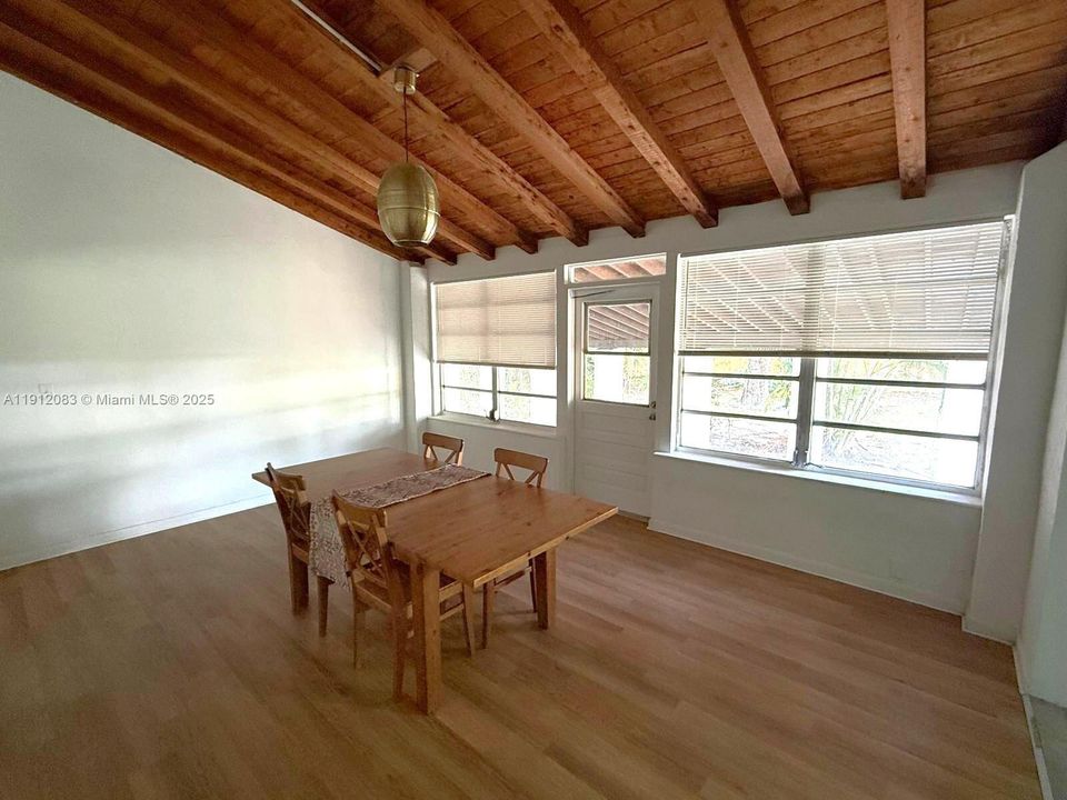 合同活跃: $559,999 (4 贝兹, 3 浴室, 1655 平方英尺)