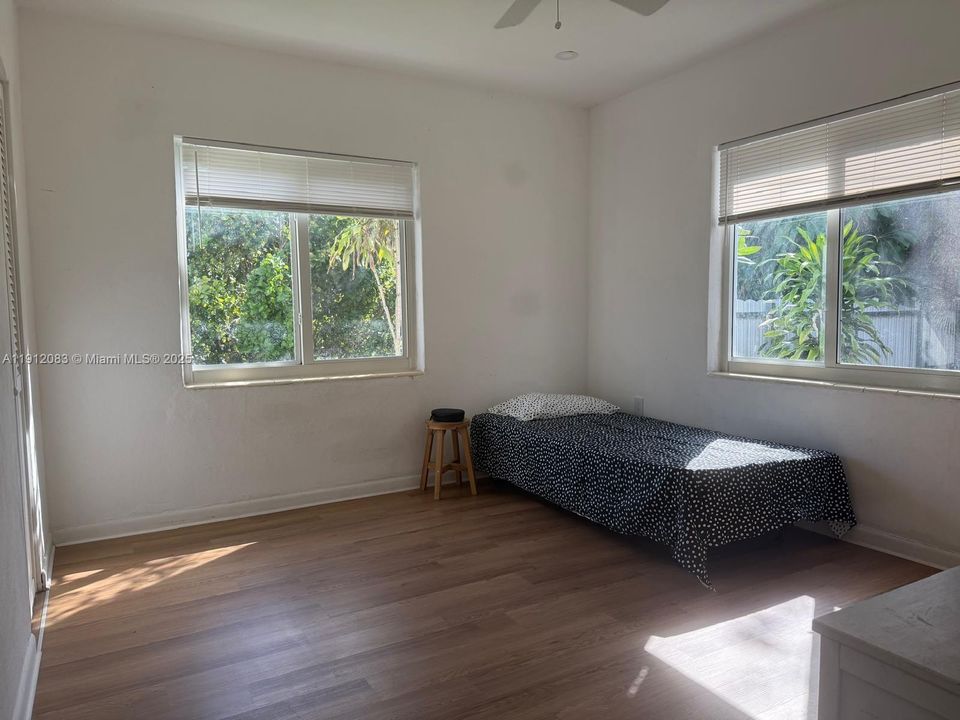 合同活跃: $559,999 (4 贝兹, 3 浴室, 1655 平方英尺)