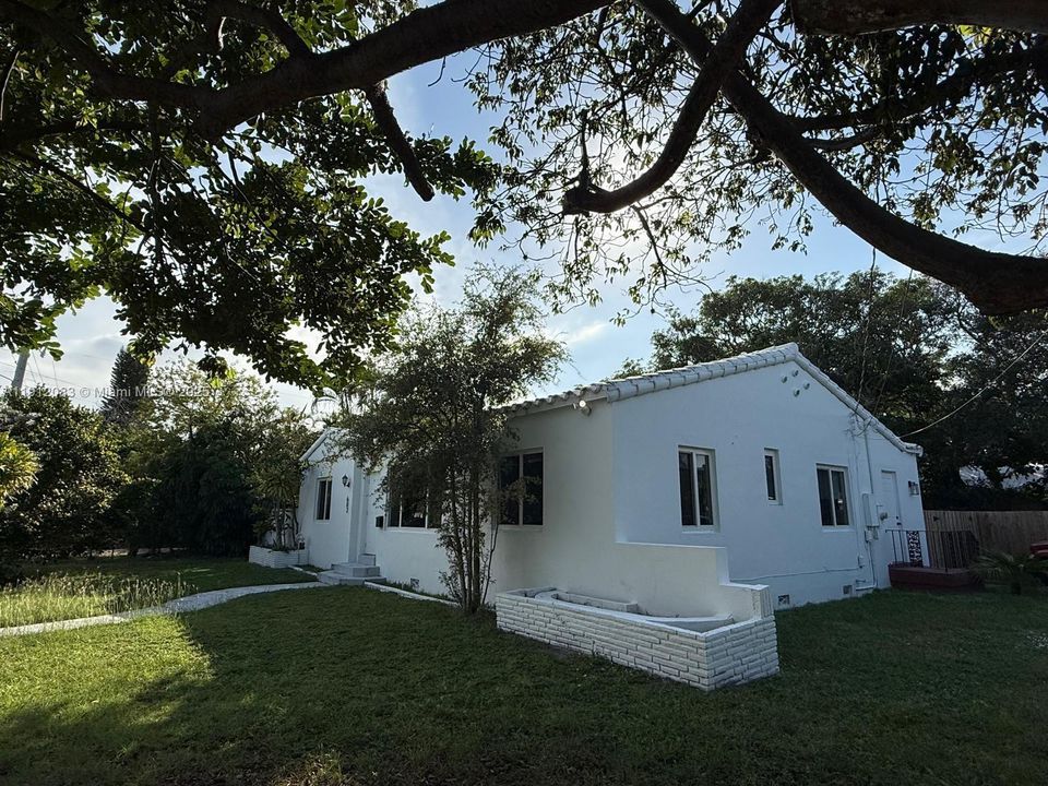 合同活跃: $559,999 (4 贝兹, 3 浴室, 1655 平方英尺)