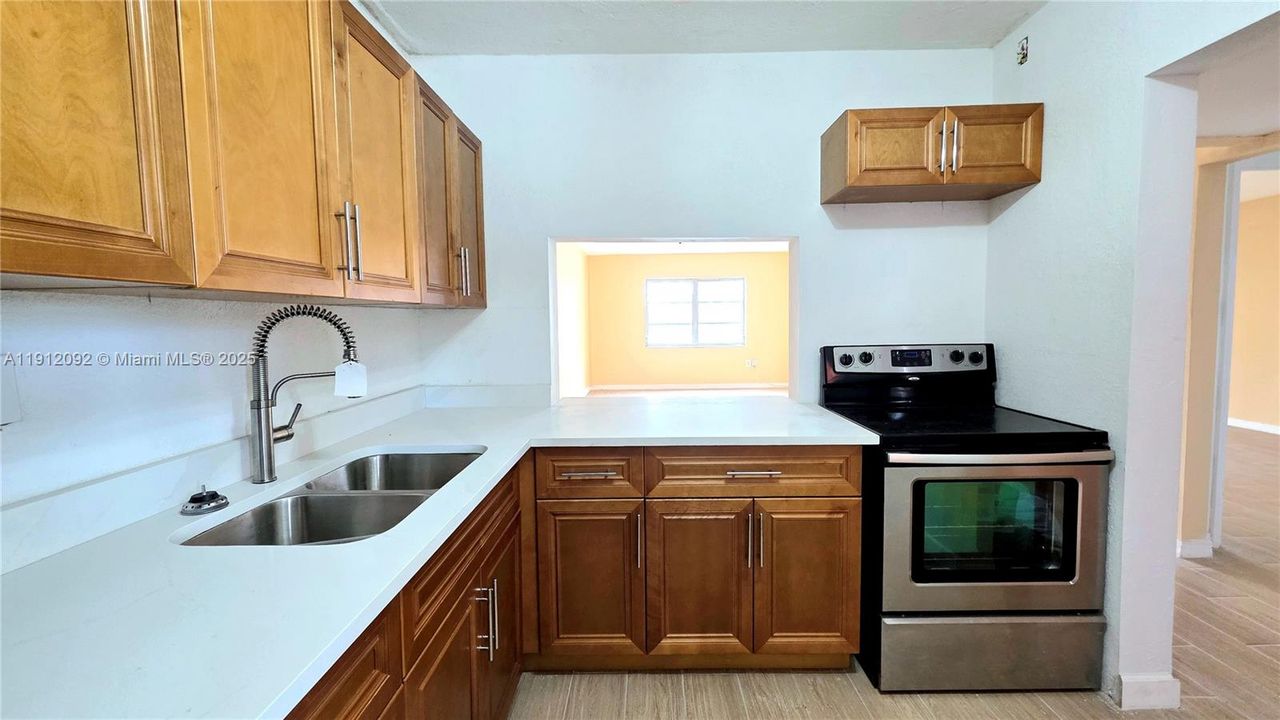For Sale: $129,900 (1 beds, 1 baths, 850 Square Feet)