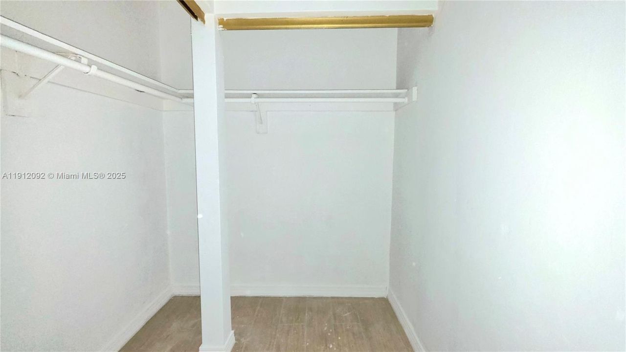 For Sale: $129,900 (1 beds, 1 baths, 850 Square Feet)