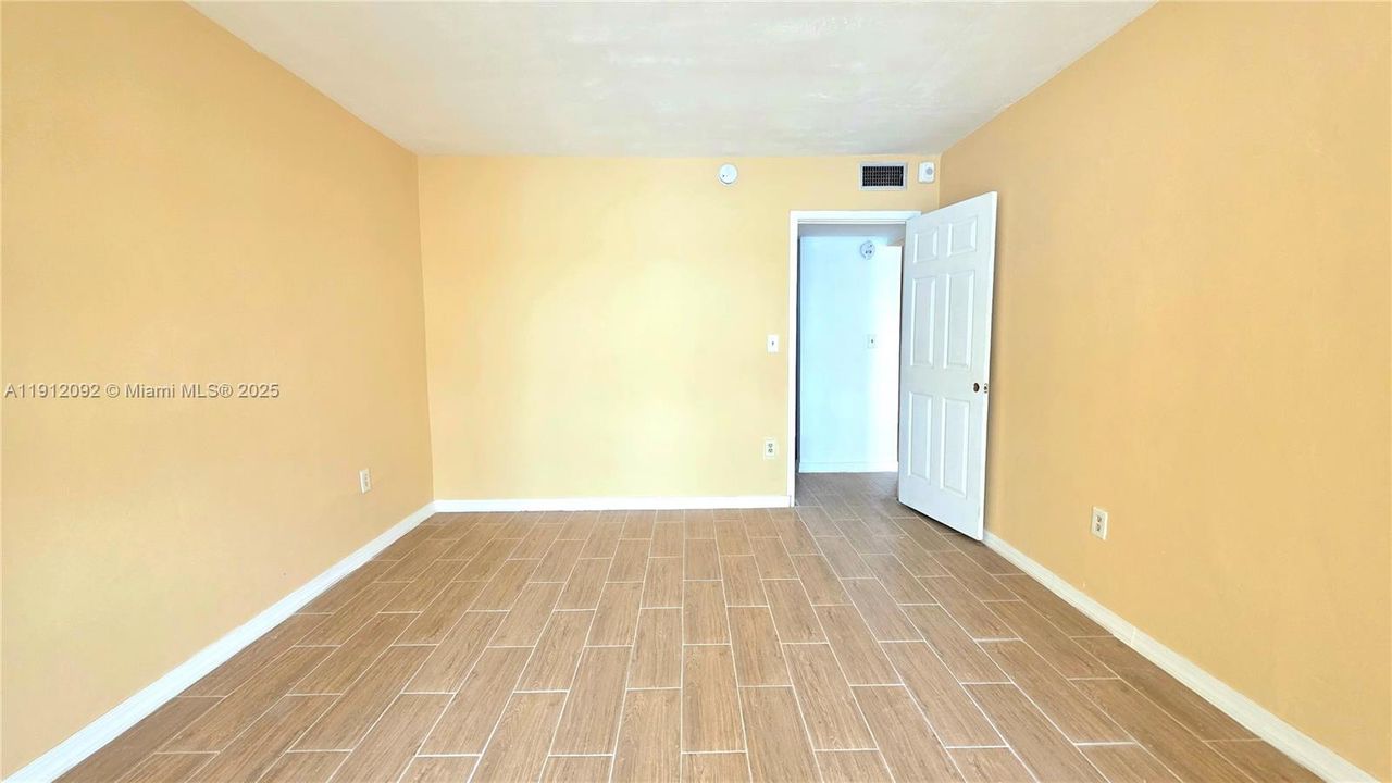 For Sale: $129,900 (1 beds, 1 baths, 850 Square Feet)