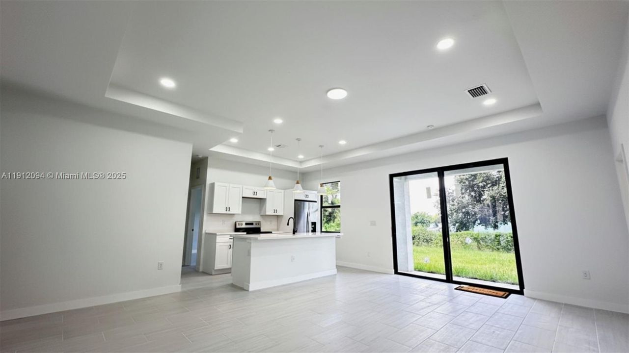 En Venta: $299,000 (3 camas, 2 baños, 1600 Pies cuadrados)