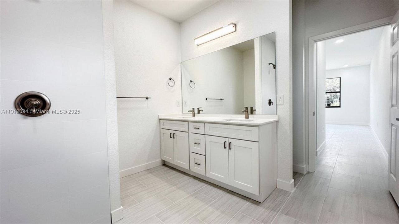 En Venta: $299,000 (3 camas, 2 baños, 1600 Pies cuadrados)