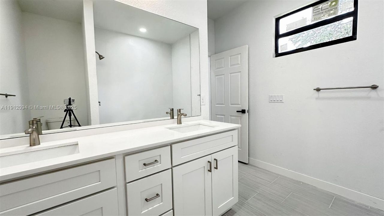 En Venta: $299,000 (3 camas, 2 baños, 1600 Pies cuadrados)