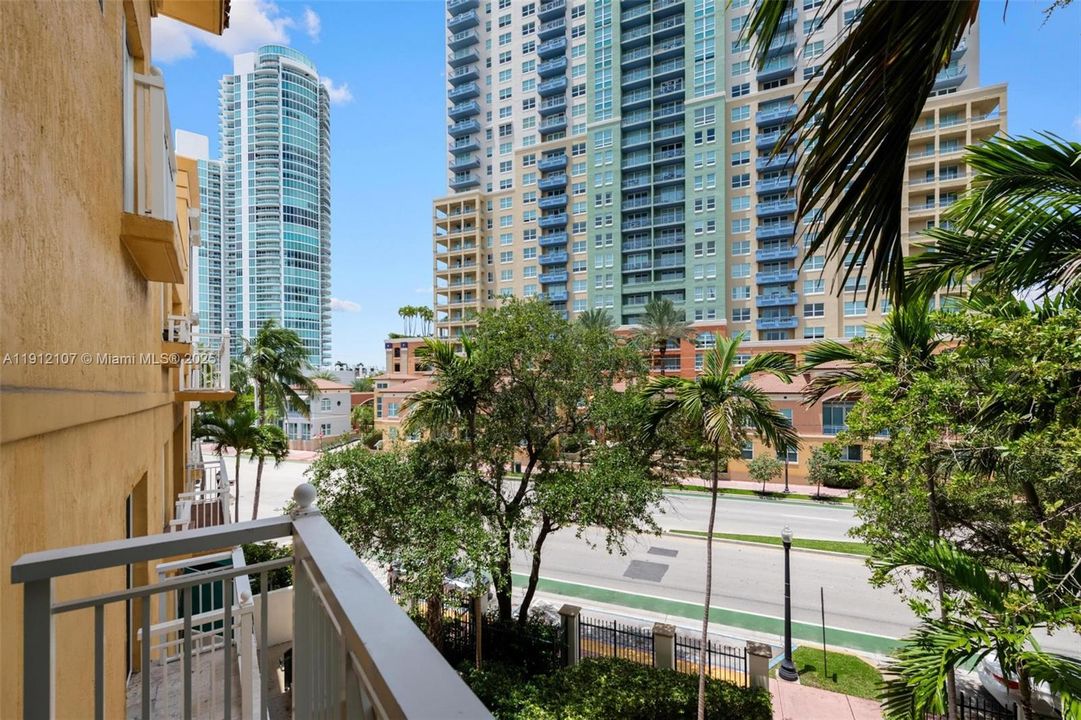 Active With Contract: $8,000 (2 beds, 3 baths, 1660 Square Feet)