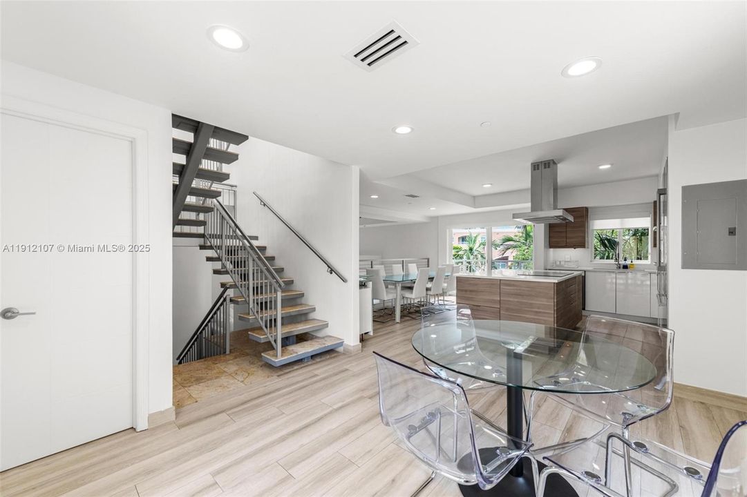 Active With Contract: $8,000 (2 beds, 3 baths, 1660 Square Feet)