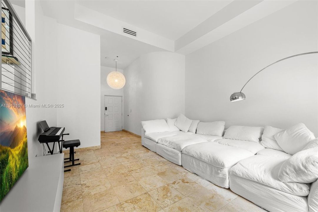 Active With Contract: $8,000 (2 beds, 3 baths, 1660 Square Feet)