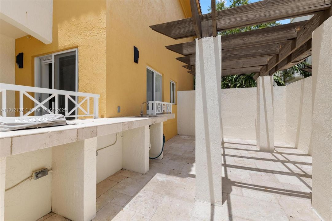 Active With Contract: $8,000 (2 beds, 3 baths, 1660 Square Feet)