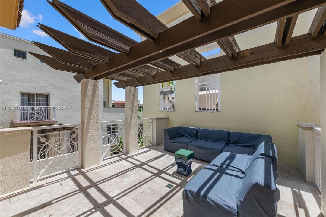 Active With Contract: $8,000 (2 beds, 3 baths, 1660 Square Feet)