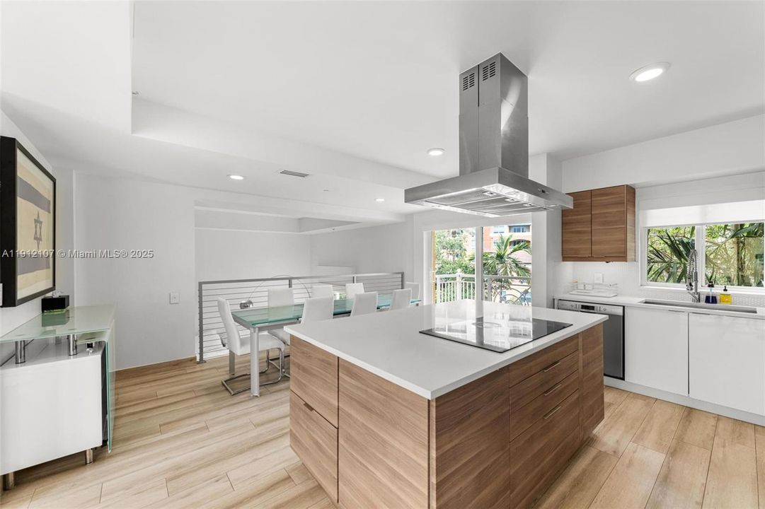 Active With Contract: $8,000 (2 beds, 3 baths, 1660 Square Feet)