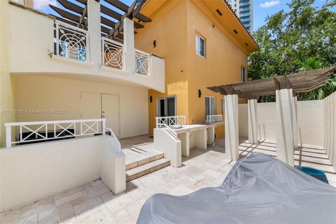 Active With Contract: $8,000 (2 beds, 3 baths, 1660 Square Feet)