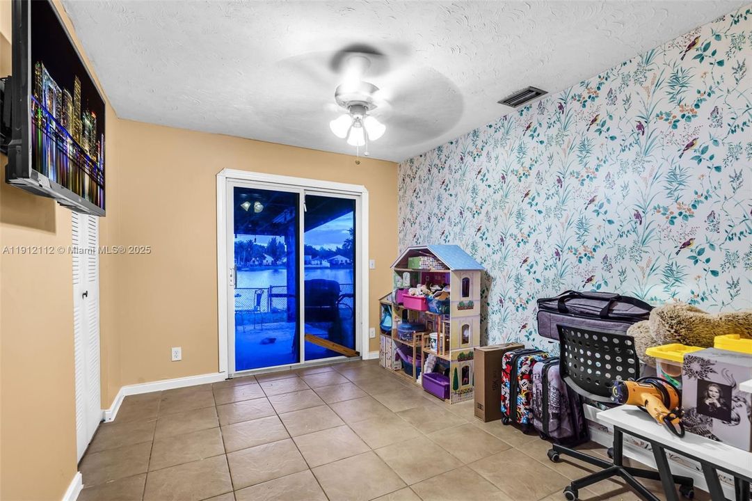 2nd Bedroom with Lakeview