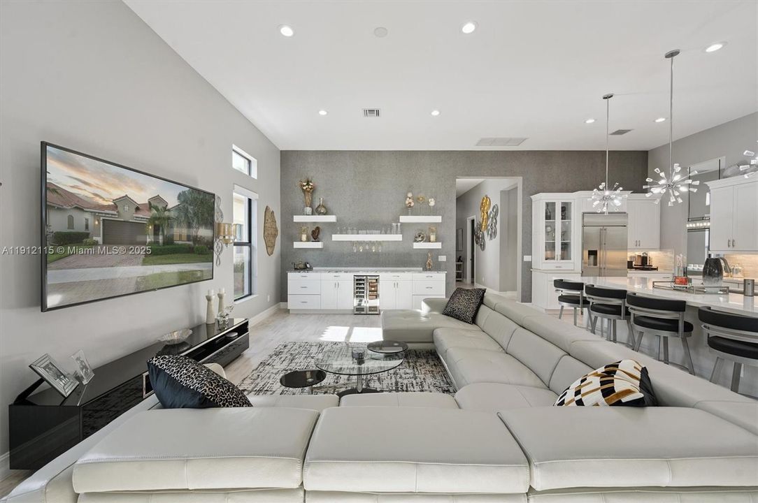 For Sale: $849,000 (3 beds, 2 baths, 2560 Square Feet)