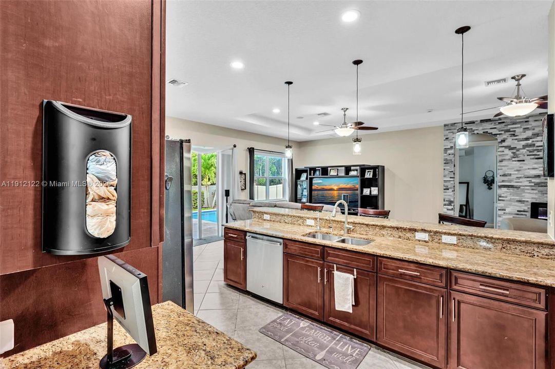 待售: $975,000 (3 贝兹, 2 浴室, 2307 平方英尺)