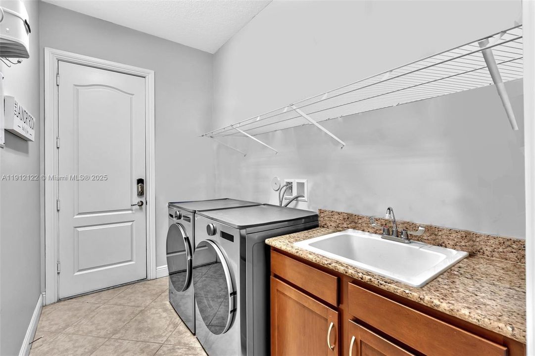 待售: $975,000 (3 贝兹, 2 浴室, 2307 平方英尺)