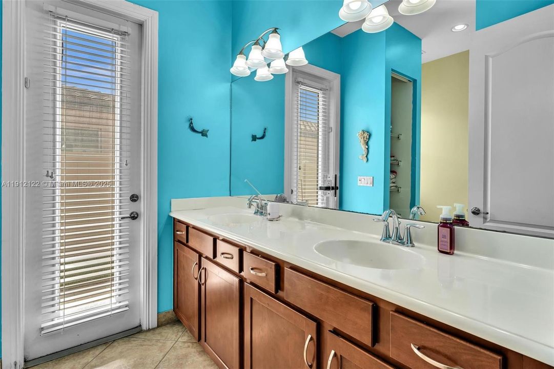 待售: $975,000 (3 贝兹, 2 浴室, 2307 平方英尺)