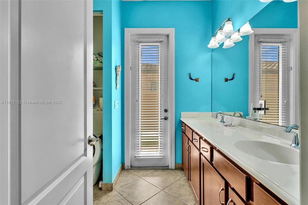 待售: $975,000 (3 贝兹, 2 浴室, 2307 平方英尺)