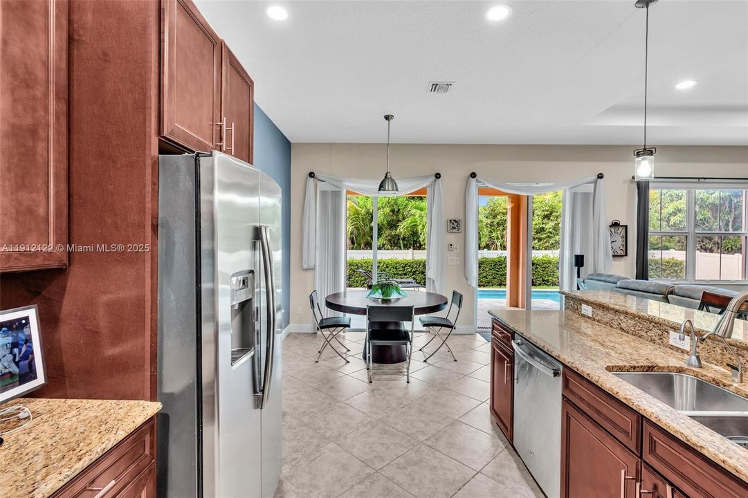 待售: $975,000 (3 贝兹, 2 浴室, 2307 平方英尺)