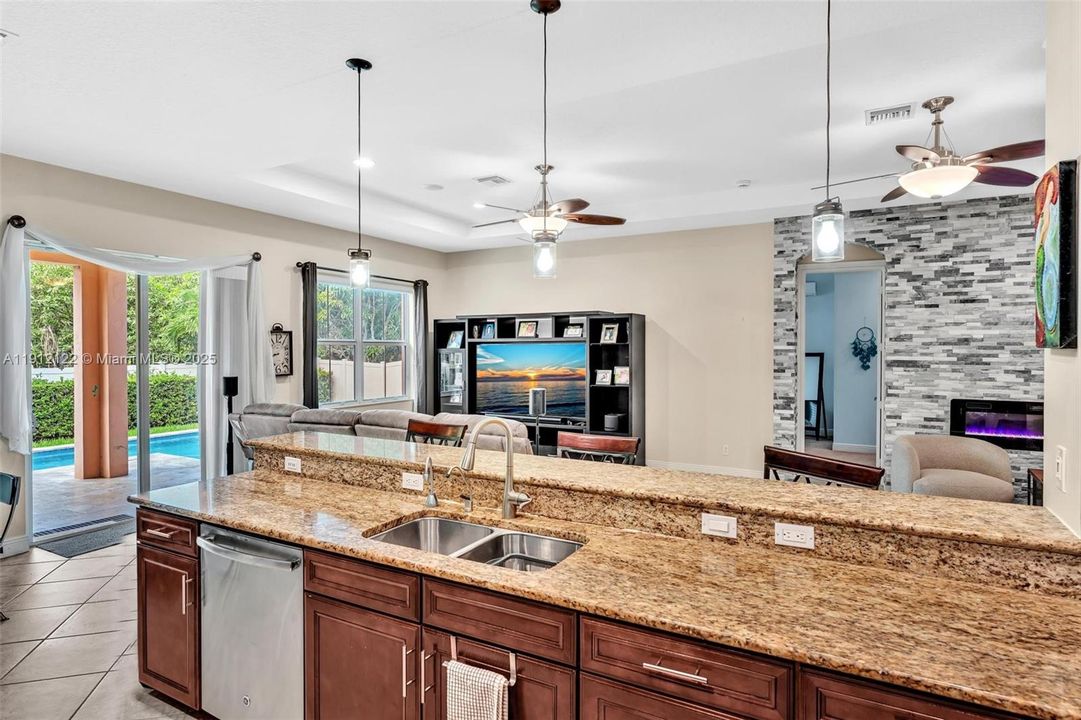 待售: $975,000 (3 贝兹, 2 浴室, 2307 平方英尺)