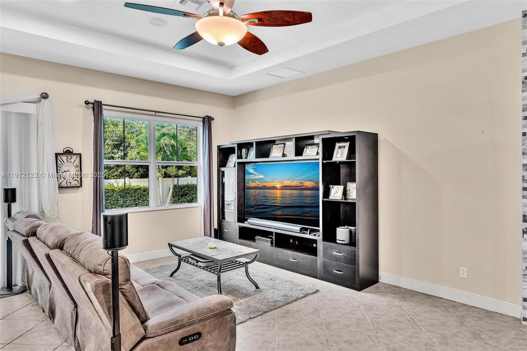 待售: $975,000 (3 贝兹, 2 浴室, 2307 平方英尺)