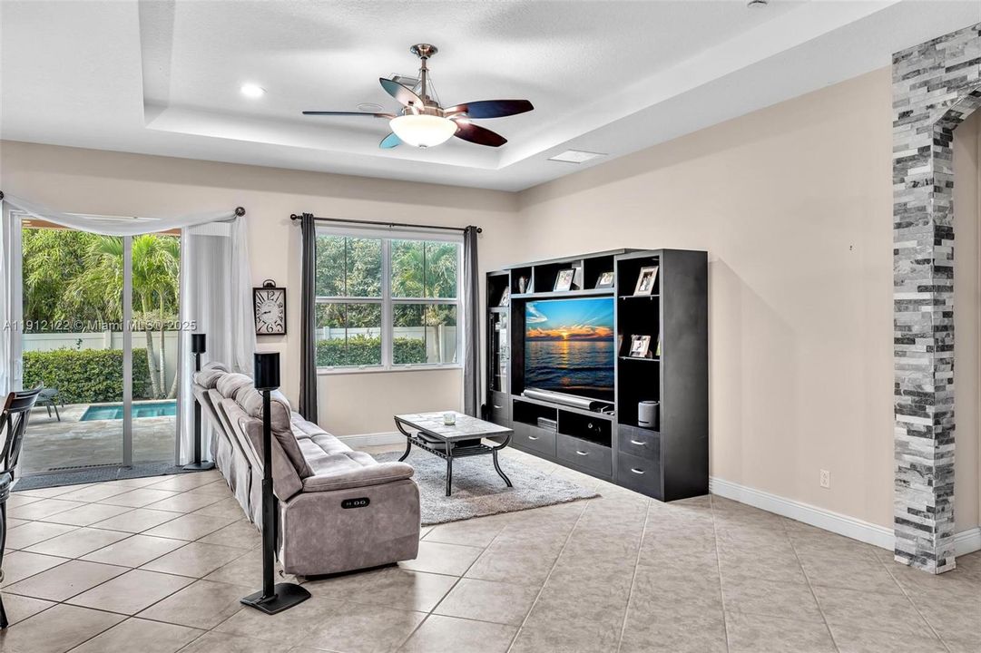 待售: $975,000 (3 贝兹, 2 浴室, 2307 平方英尺)