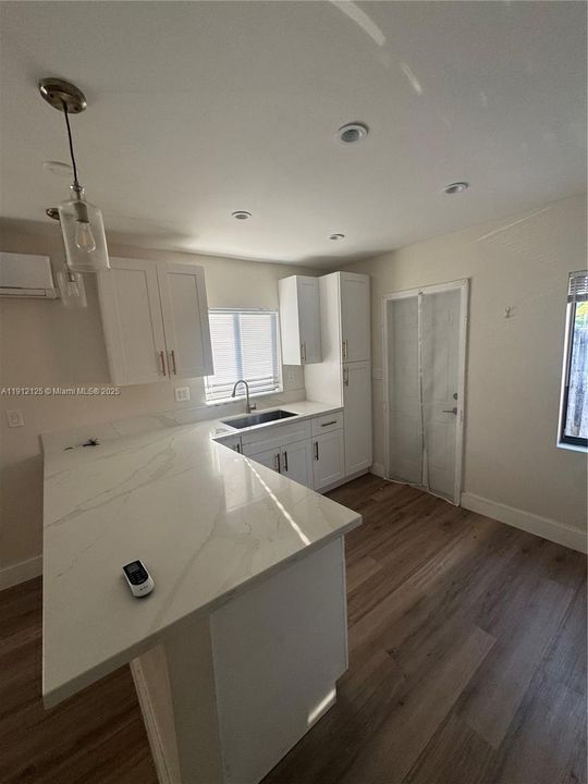 Active With Contract: $1,800 (1 beds, 1 baths, 850 Square Feet)