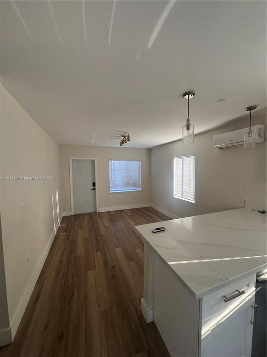 Active With Contract: $1,800 (1 beds, 1 baths, 850 Square Feet)