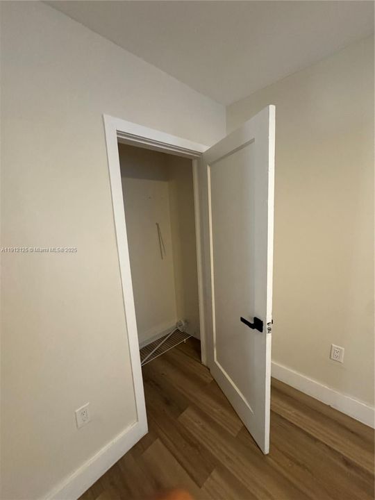 Active With Contract: $1,800 (1 beds, 1 baths, 850 Square Feet)