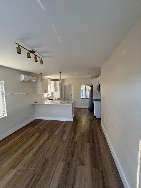 Active With Contract: $1,800 (1 beds, 1 baths, 850 Square Feet)