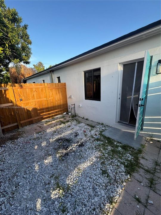 Active With Contract: $1,800 (1 beds, 1 baths, 850 Square Feet)