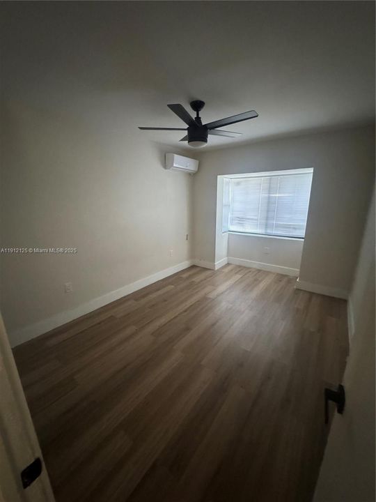 Active With Contract: $1,800 (1 beds, 1 baths, 850 Square Feet)