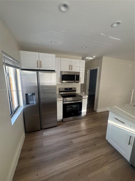 Active With Contract: $1,800 (1 beds, 1 baths, 850 Square Feet)