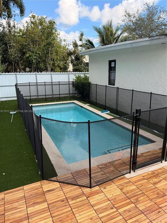 For Sale: $795,000 (3 beds, 2 baths, 992 Square Feet)