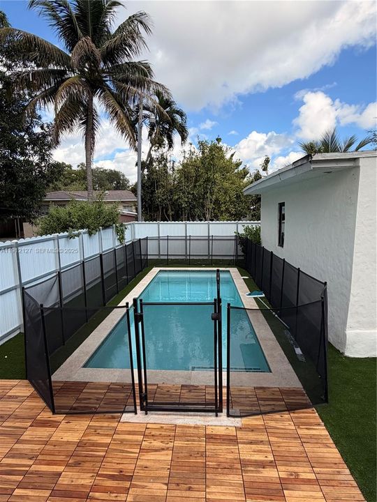 For Sale: $795,000 (3 beds, 2 baths, 992 Square Feet)