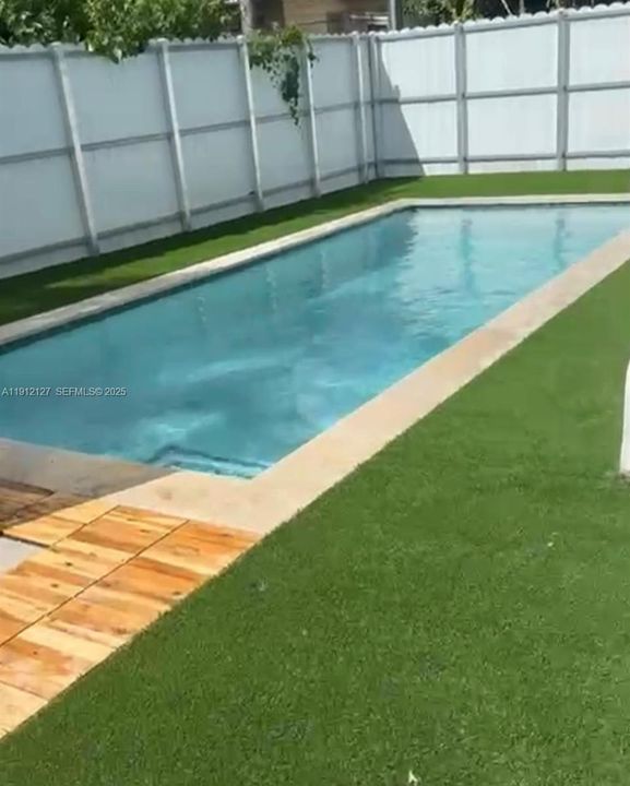 For Sale: $795,000 (3 beds, 2 baths, 992 Square Feet)