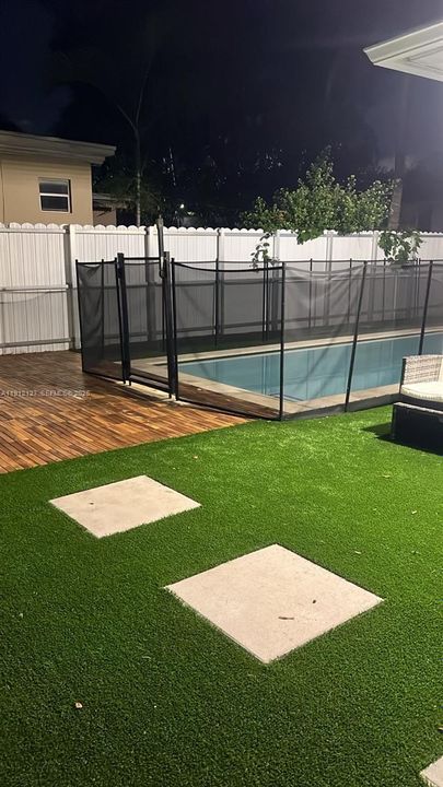 For Sale: $795,000 (3 beds, 2 baths, 992 Square Feet)