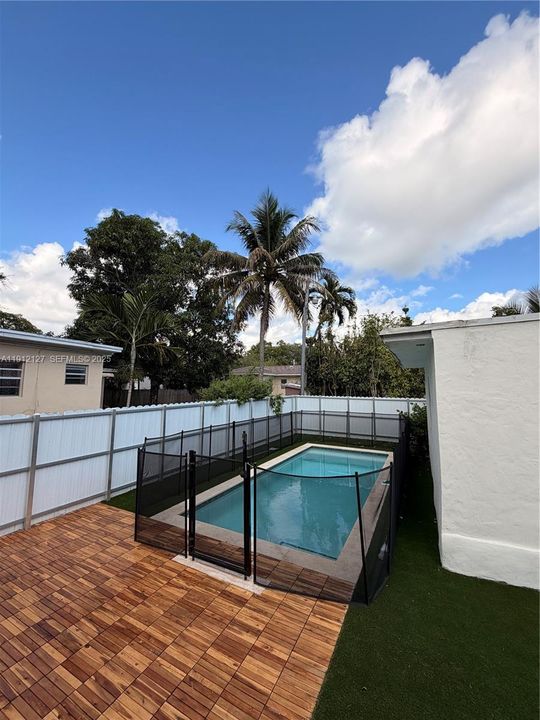 For Sale: $795,000 (3 beds, 2 baths, 992 Square Feet)