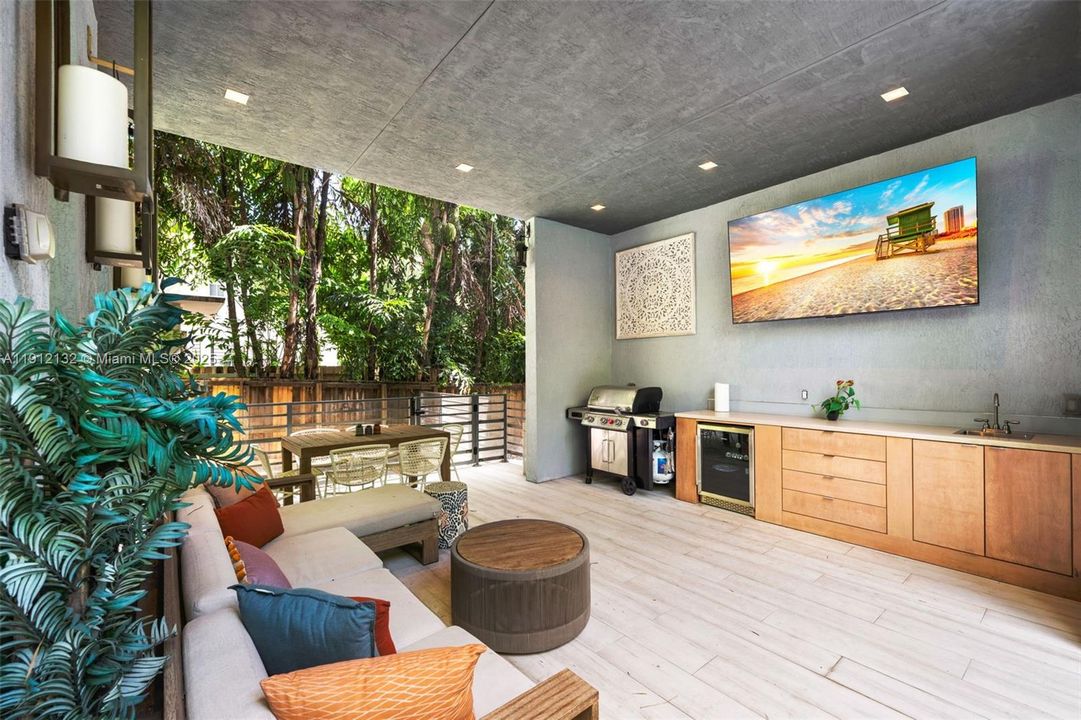 For Sale: $4,995,000 (5 beds, 4 baths, 5259 Square Feet)