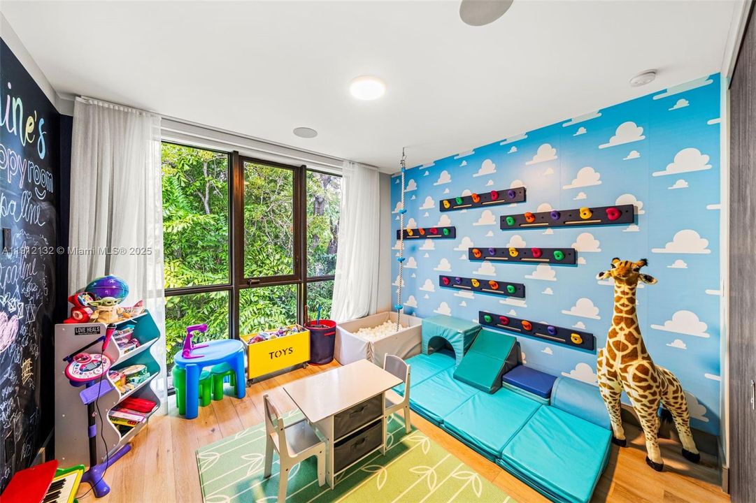 For Sale: $4,995,000 (5 beds, 4 baths, 5259 Square Feet)