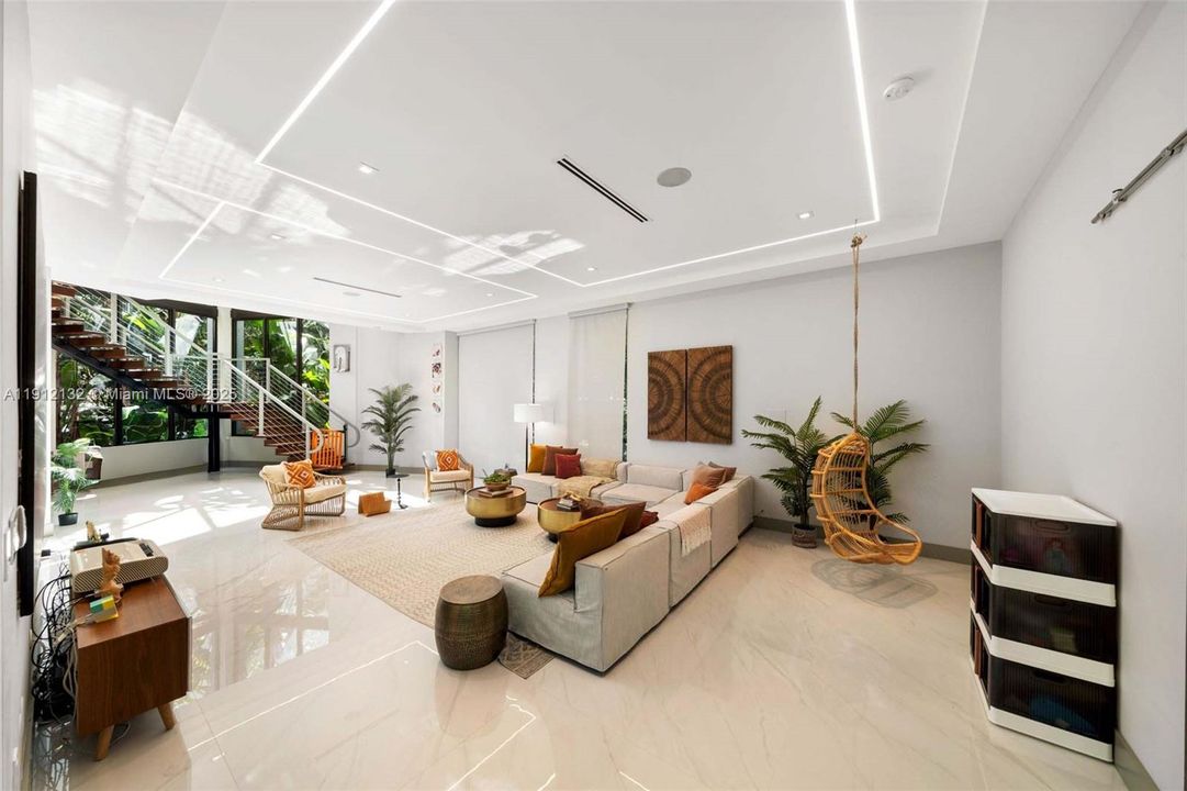 For Sale: $4,995,000 (5 beds, 4 baths, 5259 Square Feet)