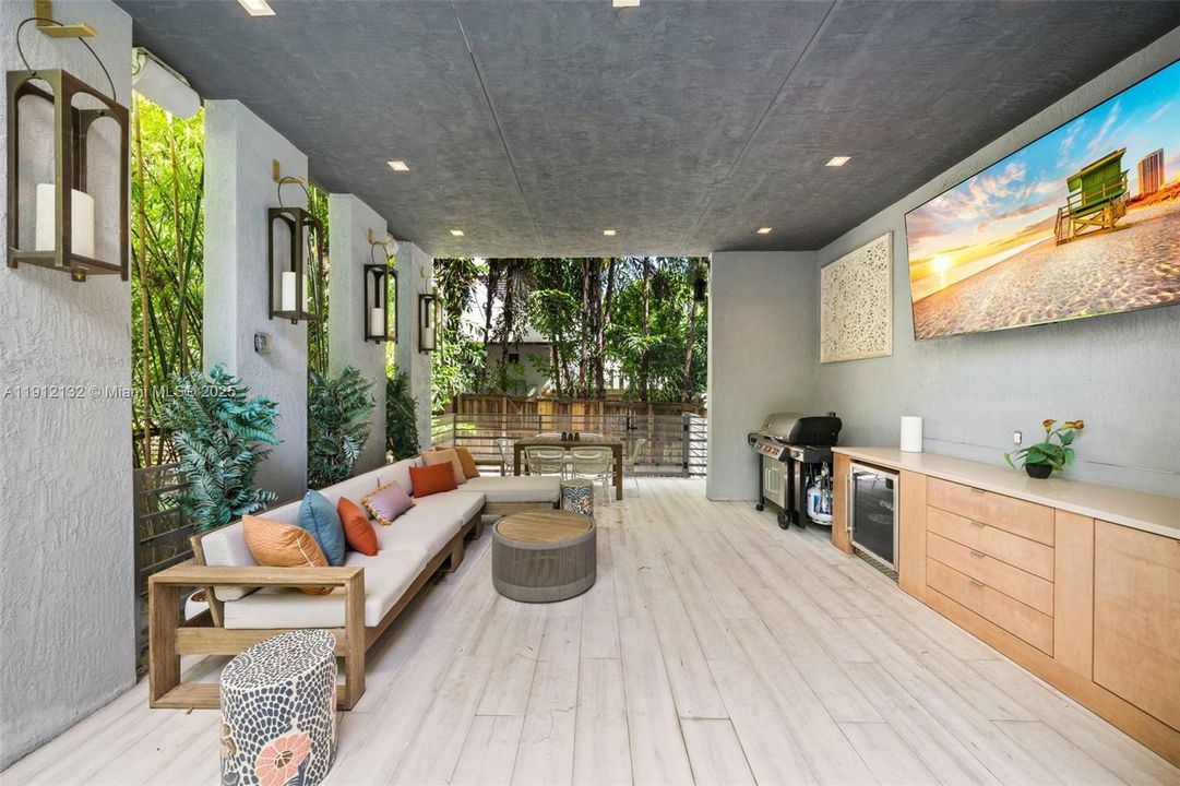 For Sale: $4,995,000 (5 beds, 4 baths, 5259 Square Feet)